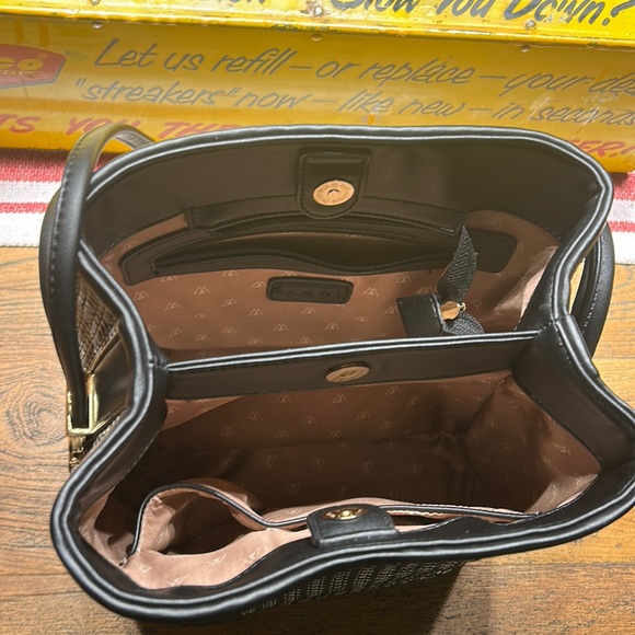 Samoe black and white bucket purse.  With side pocket.  Gold hardware - Picture 4 of 6